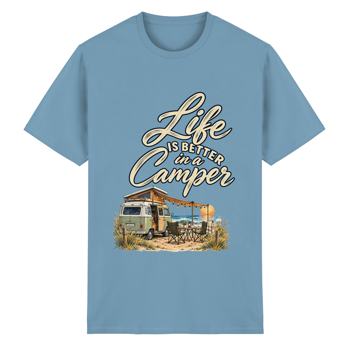 Essential T-Shirt in Carolina Blue mit „Life is better in a Camper“-Motiv – Vorderansicht für Vanlife- und Campingfans