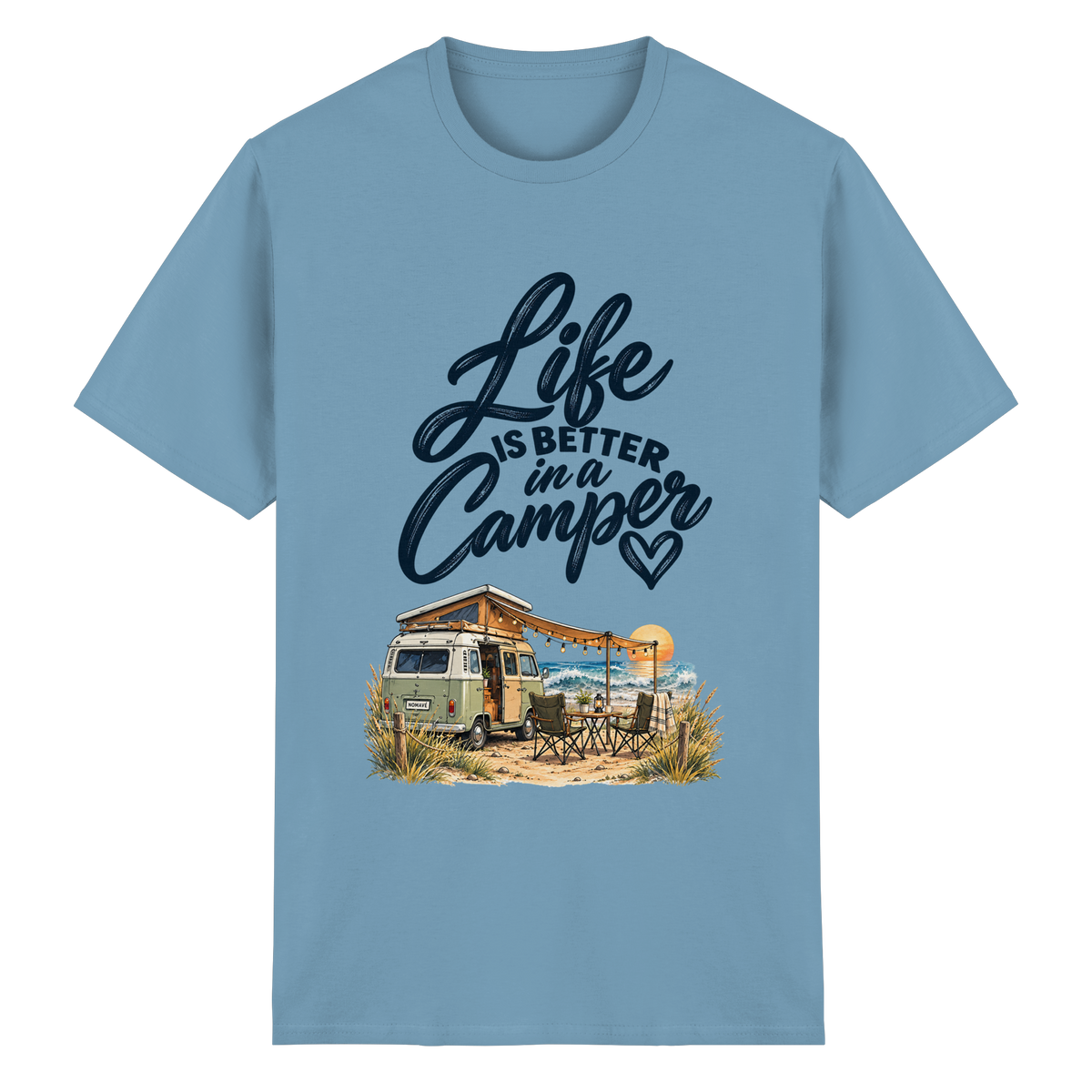 Essential T-Shirt mit „Life is better in a Camper“-Motiv – Vorderansicht in Carolina Blue für Vanlife- und Campingfans