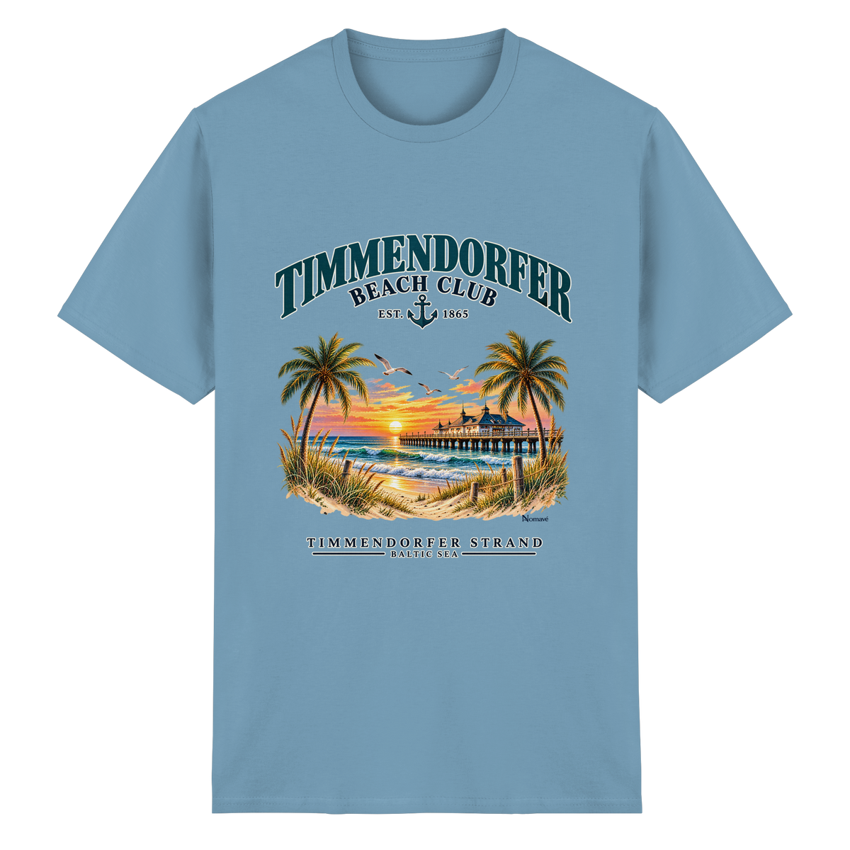 Originalmockup: Timmendorfer Beach Club Unisex Baumwoll-T-Shirt in Carolina Blue, Vorderansicht mit maritimem Frontprint, Palmen, Seebrücke und Meer.