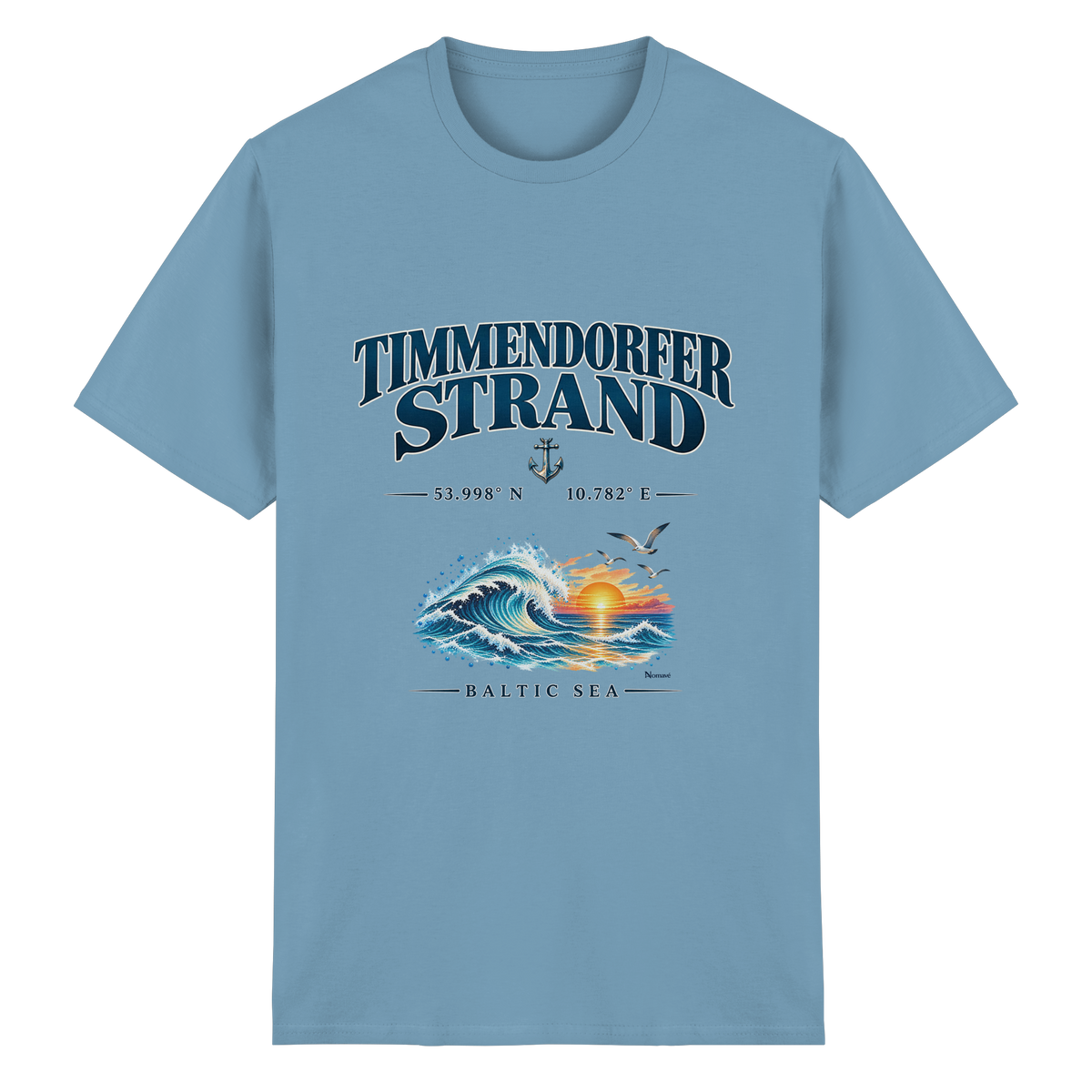 Original-Mockup 6: Unisex Heavy-Cotton-T-Shirt in Carolina Blue mit Timmendorfer Strand – Baltic Sea Frontprint.