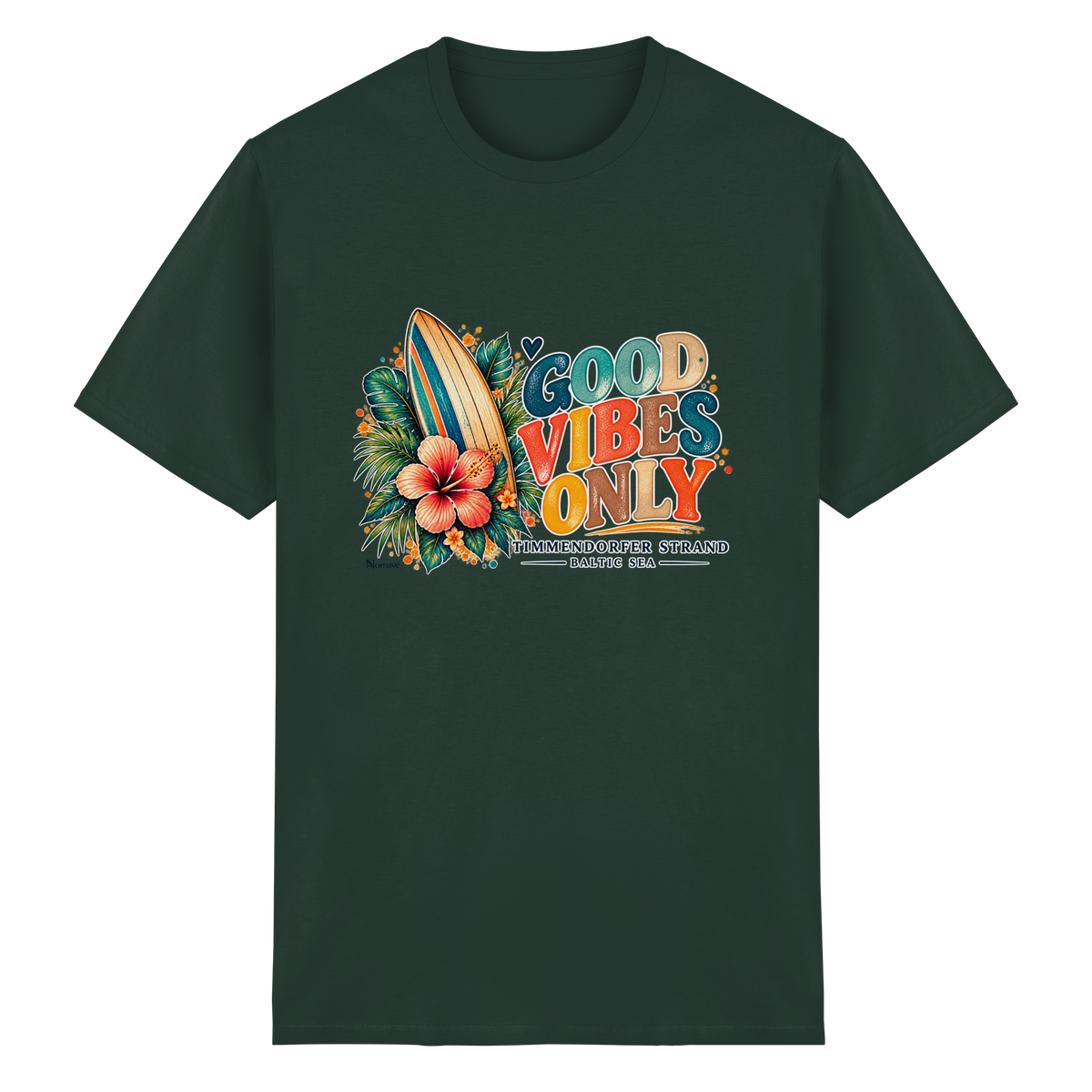 Timmendorfer Strand – Surf Vibes – Heavy-Cotton-T-Shirt mit Frontprint – Forest Green; originales Katalogmockup der Vorderansicht mit Frontprint.