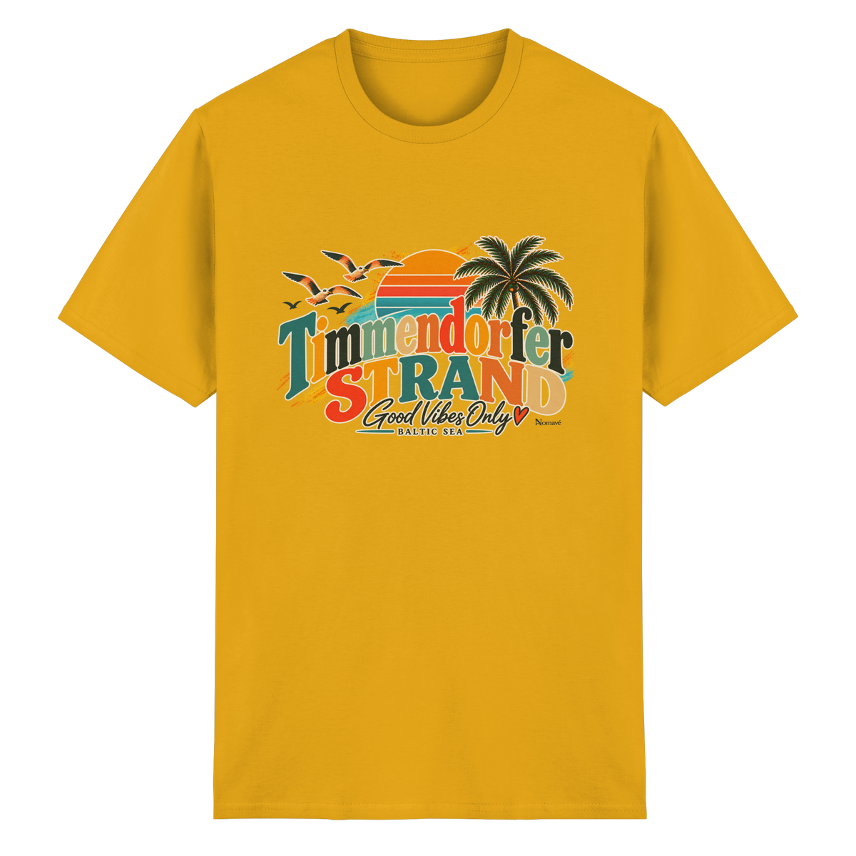 Vorderansicht des Essential-T-Shirts in Gold mit Timmendorfer-Strand-Good-Vibes-Only-Frontprint aus Sonnenuntergang, Palmen und Möwen.