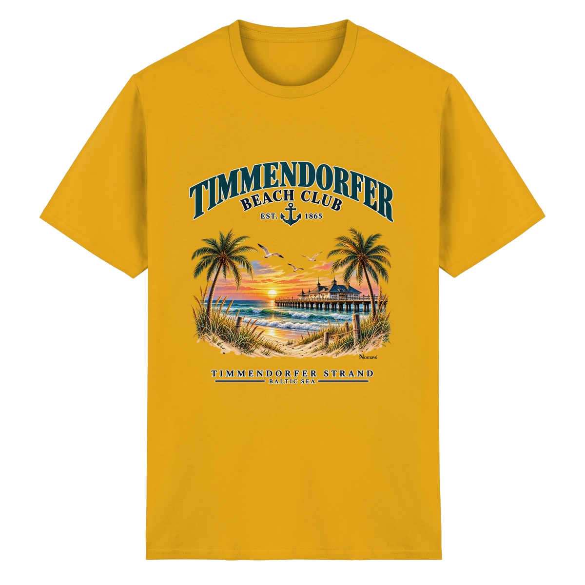 Originalmockup: Timmendorfer Beach Club Unisex Baumwoll-T-Shirt in Gold, Vorderansicht mit maritimem Frontprint, Palmen, Seebrücke und Meer.