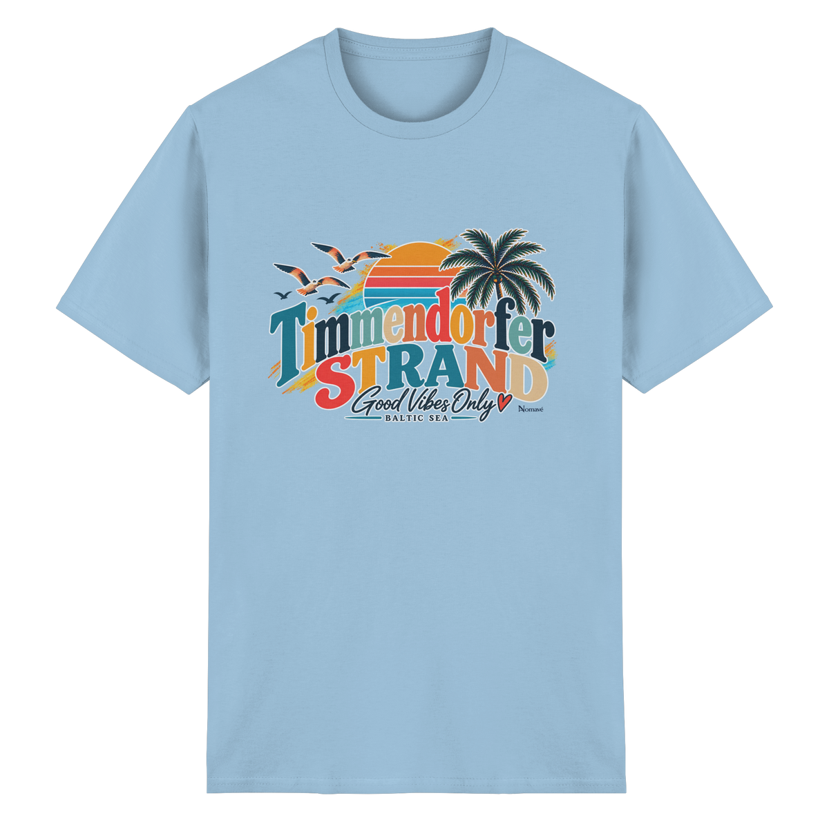 Vorderansicht des Essential-T-Shirts in Light Blue mit Timmendorfer-Strand-Good-Vibes-Only-Frontprint aus Sonnenuntergang, Palmen und Möwen.