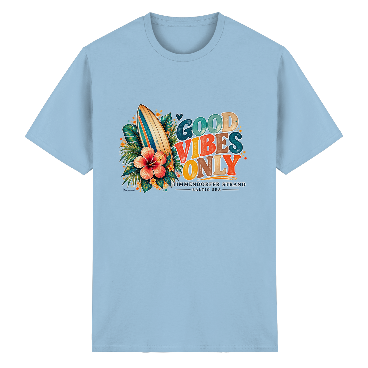Timmendorfer Strand – Surf Vibes – Heavy-Cotton-T-Shirt mit Frontprint – Light Blue; originales Katalogmockup der Vorderansicht mit Frontprint.