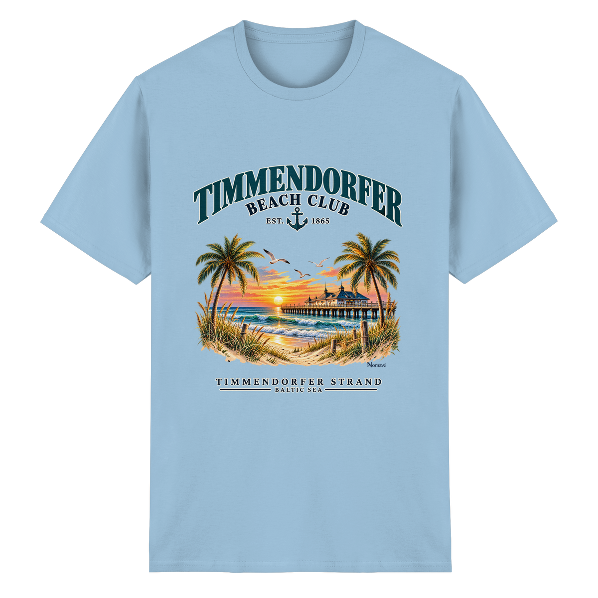 Originalmockup: Timmendorfer Beach Club Unisex Baumwoll-T-Shirt in Light Blue, Vorderansicht mit maritimem Frontprint, Palmen, Seebrücke und Meer.