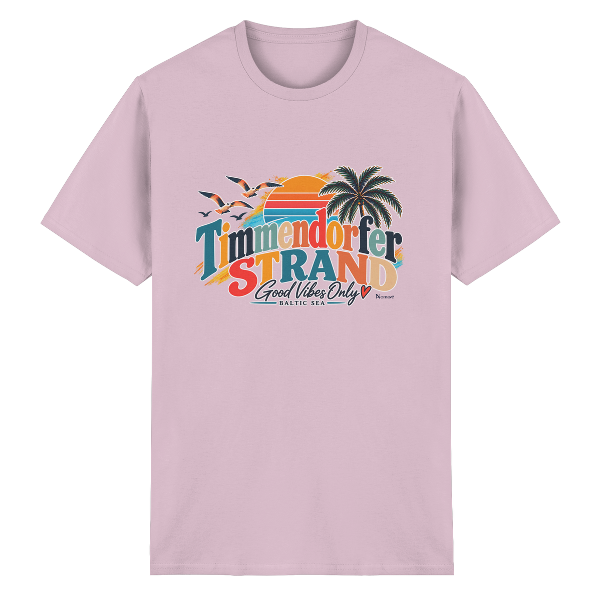 Vorderansicht des Essential-T-Shirts in Light Pink mit Timmendorfer-Strand-Good-Vibes-Only-Frontprint aus Sonnenuntergang, Palmen und Möwen.