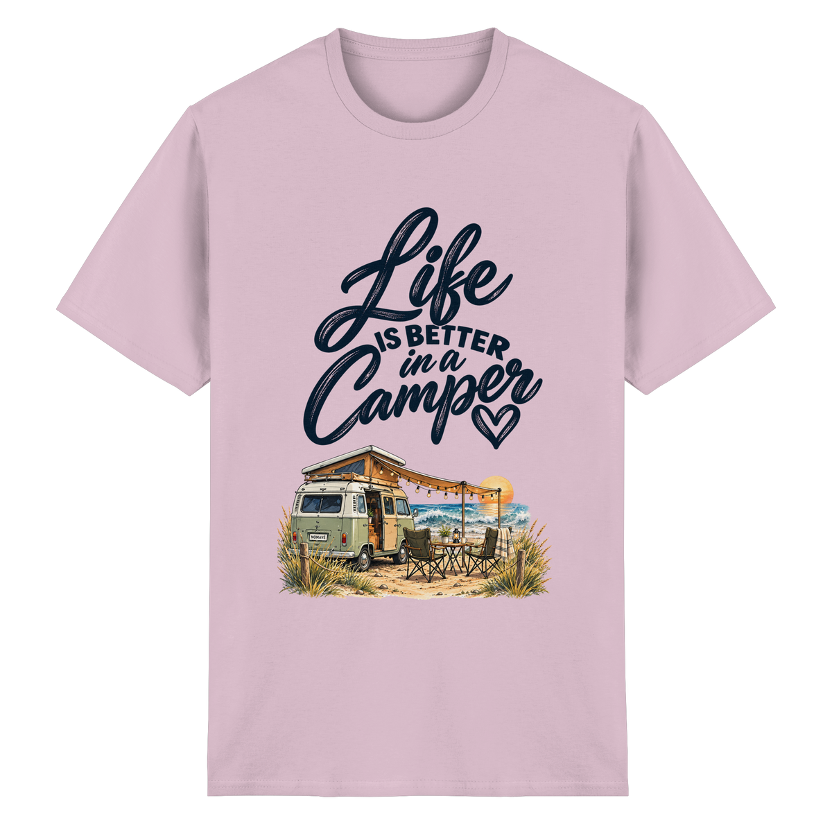 Essential T-Shirt mit „Life is better in a Camper“-Motiv – Vorderansicht in Light Pink für Vanlife- und Campingfans