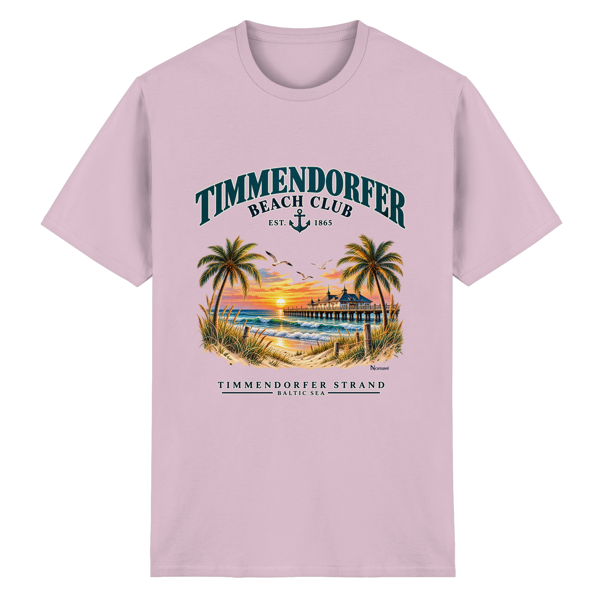 Originalmockup: Timmendorfer Beach Club Unisex Baumwoll-T-Shirt in Light Pink, Vorderansicht mit maritimem Frontprint, Palmen, Seebrücke und Meer.
