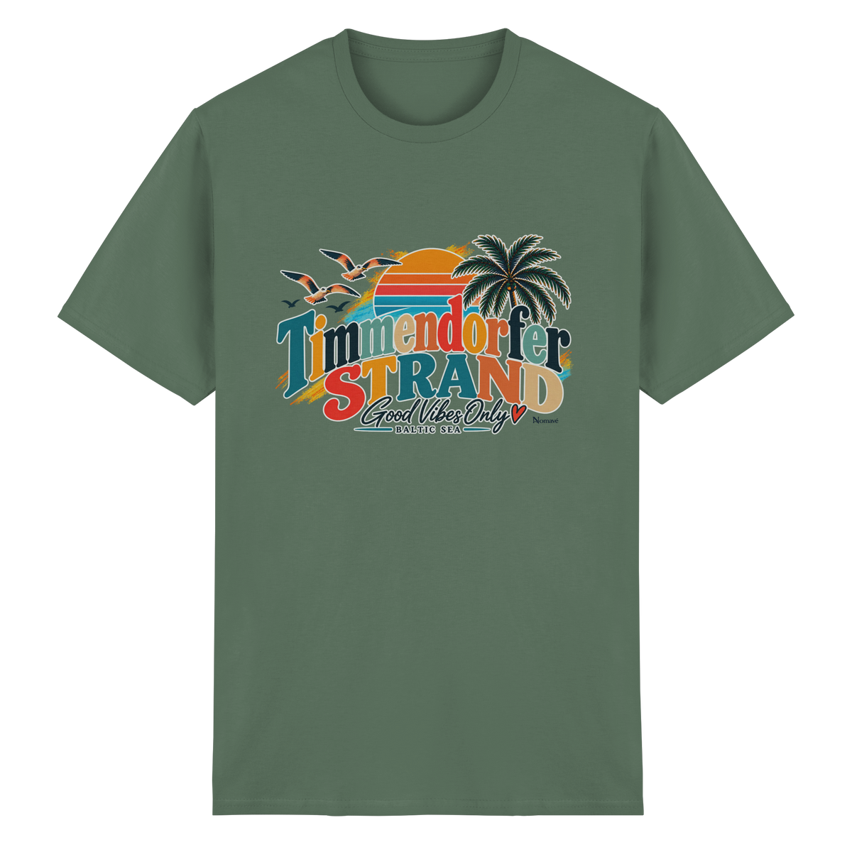 Vorderansicht des Essential-T-Shirts in Military Green mit Timmendorfer-Strand-Good-Vibes-Only-Frontprint aus Sonnenuntergang, Palmen und Möwen.