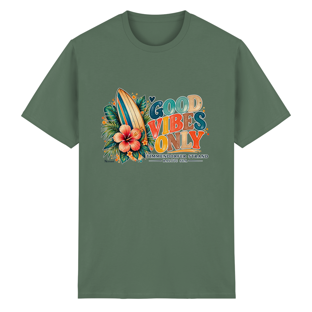 Timmendorfer Strand – Surf Vibes – Heavy-Cotton-T-Shirt mit Frontprint – Military Green; originales Katalogmockup der Vorderansicht mit Frontprint.