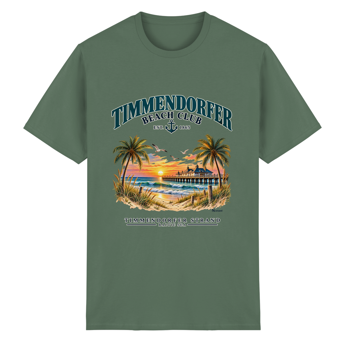 Originalmockup: Timmendorfer Beach Club Unisex Baumwoll-T-Shirt in Military Green, Vorderansicht mit maritimem Frontprint, Palmen, Seebrücke und Meer.