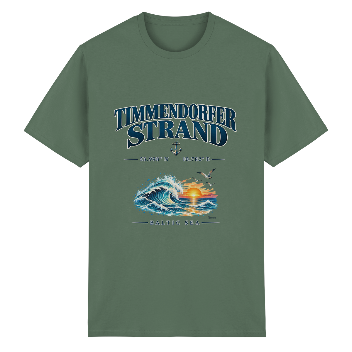 Original-Mockup 7: Unisex Heavy-Cotton-T-Shirt in Military Green mit Timmendorfer Strand – Baltic Sea Frontprint.