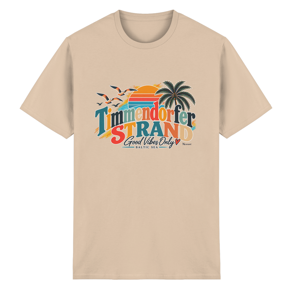 Vorderansicht des Essential-T-Shirts in Natural mit Timmendorfer-Strand-Good-Vibes-Only-Frontprint aus Sonnenuntergang, Palmen und Möwen.