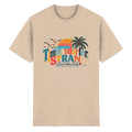 Vorderansicht des Essential-T-Shirts in Natural mit Timmendorfer-Strand-Good-Vibes-Only-Frontprint aus Sonnenuntergang, Palmen und Möwen.