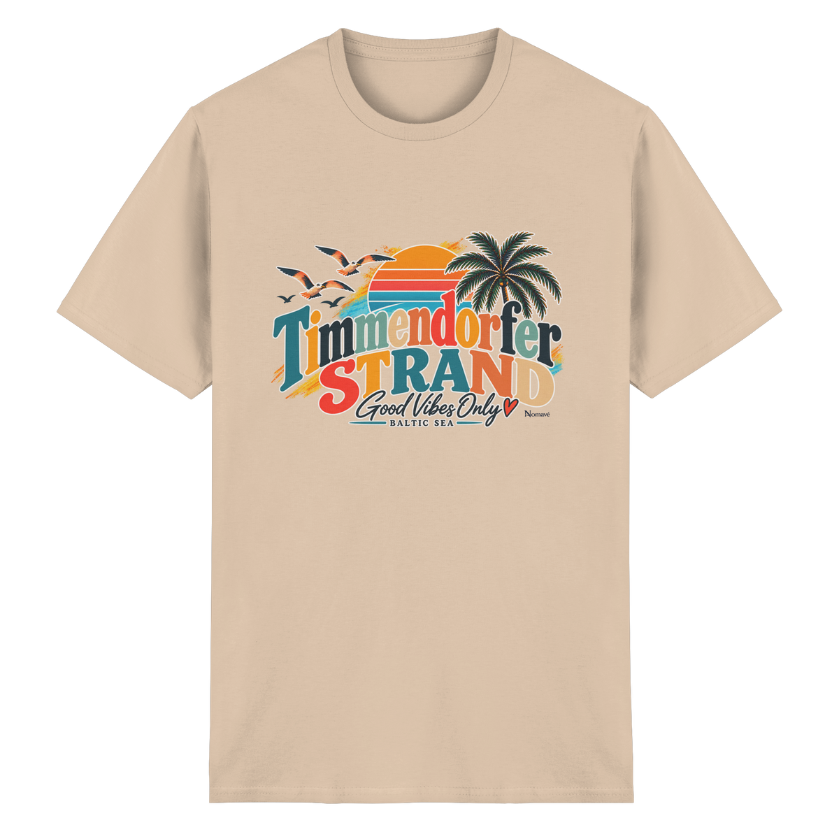Vorderansicht des Essential-T-Shirts in Natural mit Timmendorfer-Strand-Good-Vibes-Only-Frontprint aus Sonnenuntergang, Palmen und Möwen.