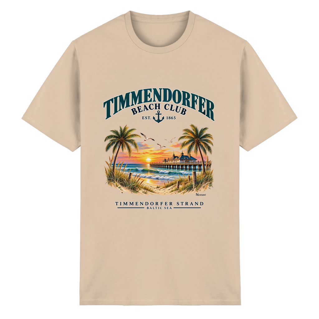 Originalmockup: Timmendorfer Beach Club Unisex Baumwoll-T-Shirt in Natural, Vorderansicht mit maritimem Frontprint, Palmen, Seebrücke und Meer.