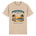 Originalmockup: Timmendorfer Beach Club Unisex Baumwoll-T-Shirt in Natural, Vorderansicht mit maritimem Frontprint, Palmen, Seebrücke und Meer.