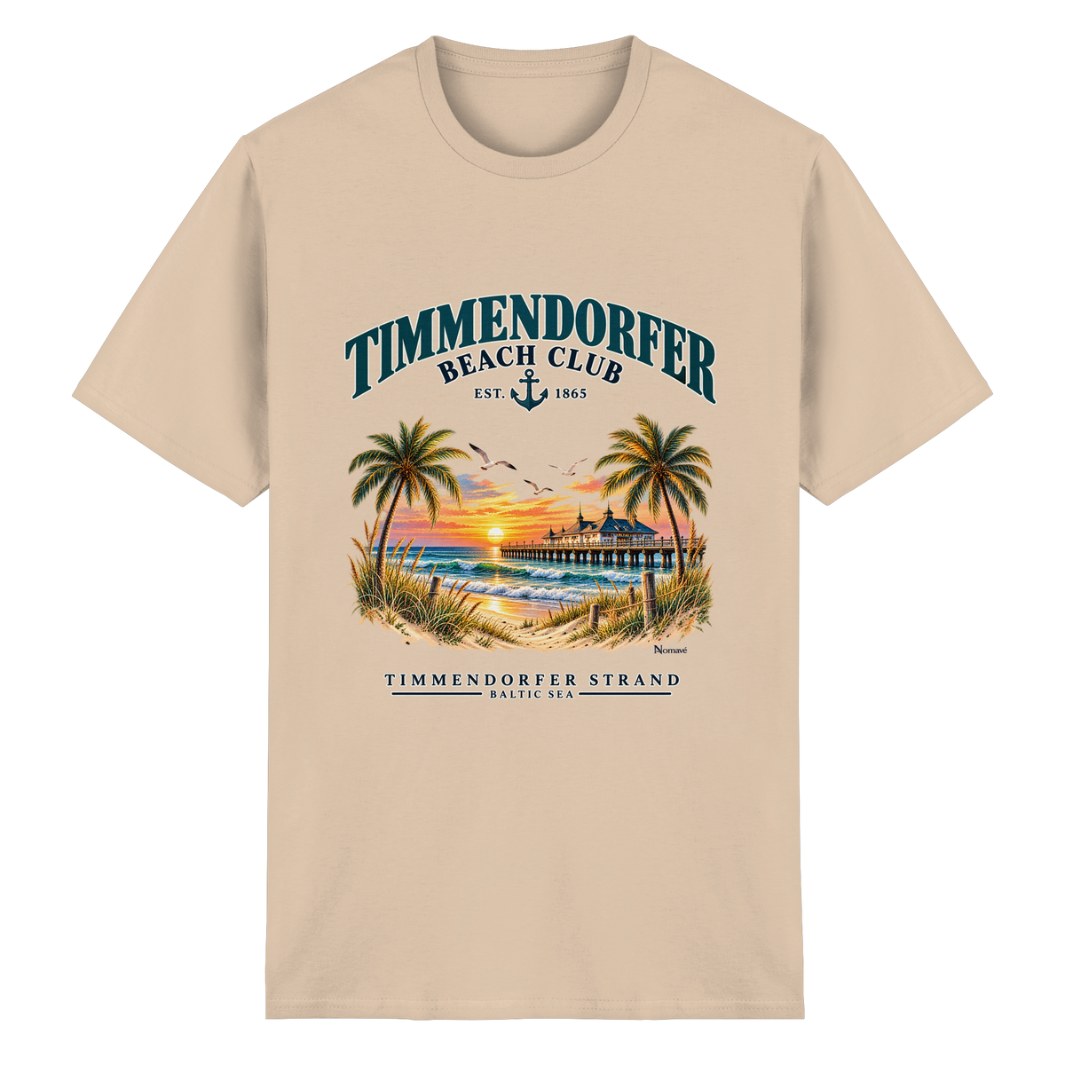 Originalmockup: Timmendorfer Beach Club Unisex Baumwoll-T-Shirt in Natural, Vorderansicht mit maritimem Frontprint, Palmen, Seebrücke und Meer.