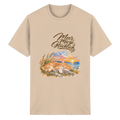 Original-Mockup: Unisex Heavy-Cotton-T-Shirt in Natural mit Meer. Mieze. Glücklich.-Katzenmotiv auf der Vorderseite.