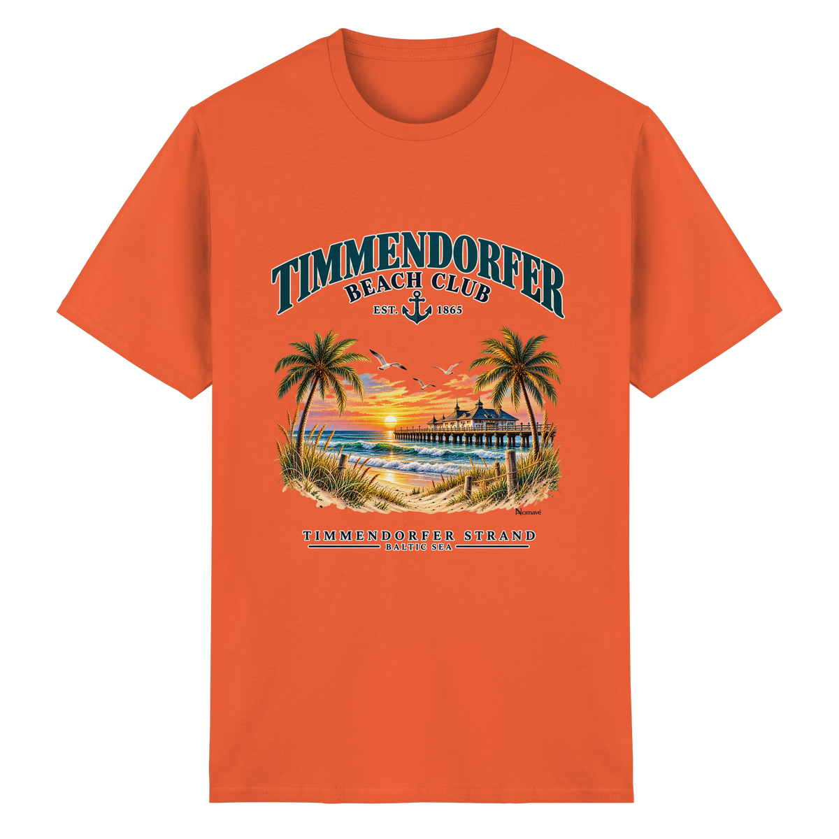 Originalmockup: Timmendorfer Beach Club Unisex Baumwoll-T-Shirt in Orange, Vorderansicht mit maritimem Frontprint, Palmen, Seebrücke und Meer.