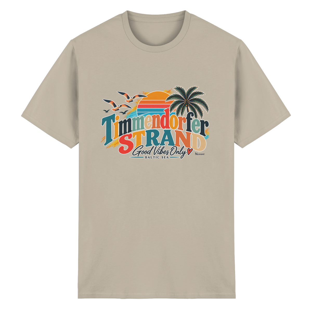 Vorderansicht des Essential-T-Shirts in Sand mit Timmendorfer-Strand-Good-Vibes-Only-Frontprint aus Sonnenuntergang, Palmen und Möwen.