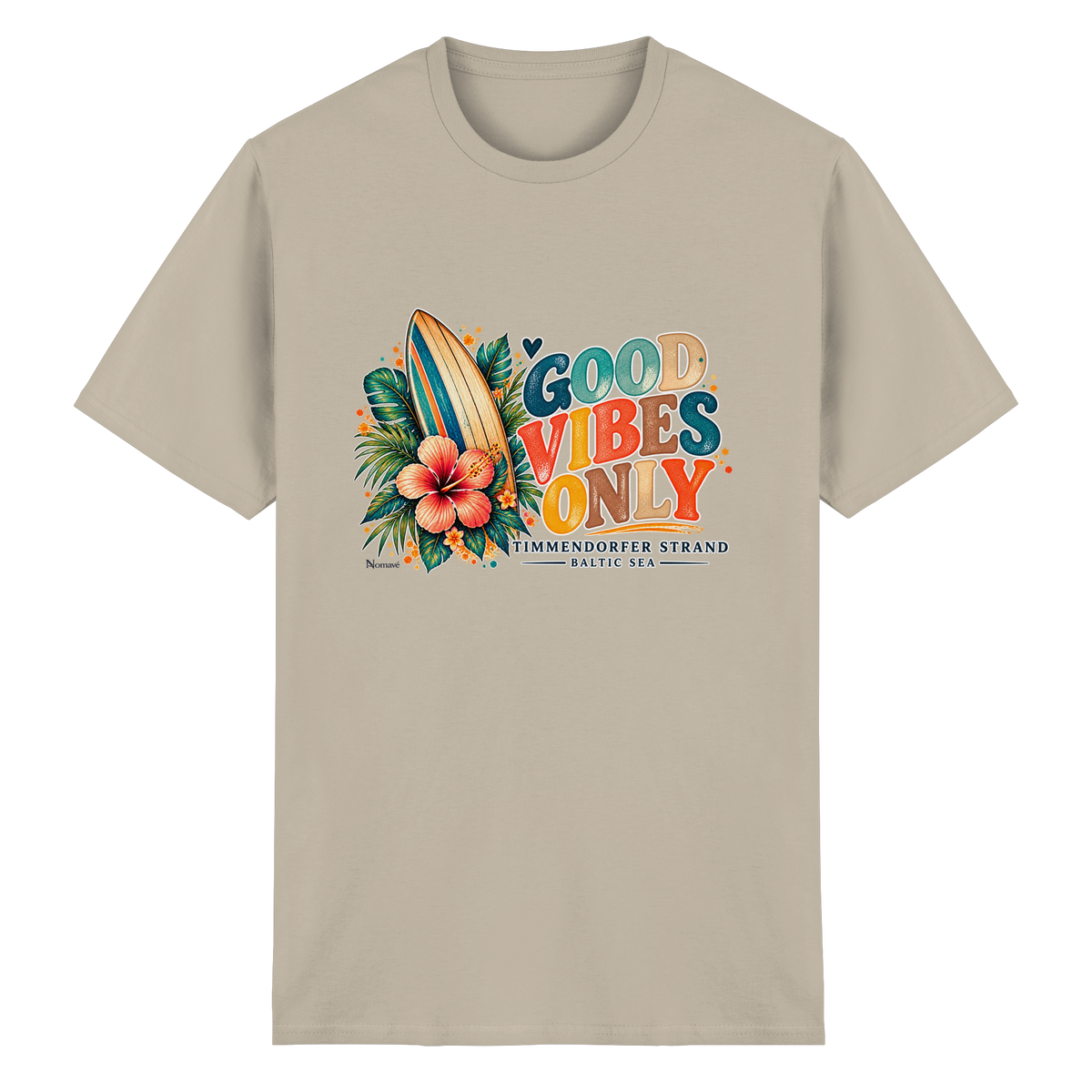 Timmendorfer Strand – Surf Vibes – Heavy-Cotton-T-Shirt mit Frontprint – Sand; originales Katalogmockup der Vorderansicht mit Frontprint.