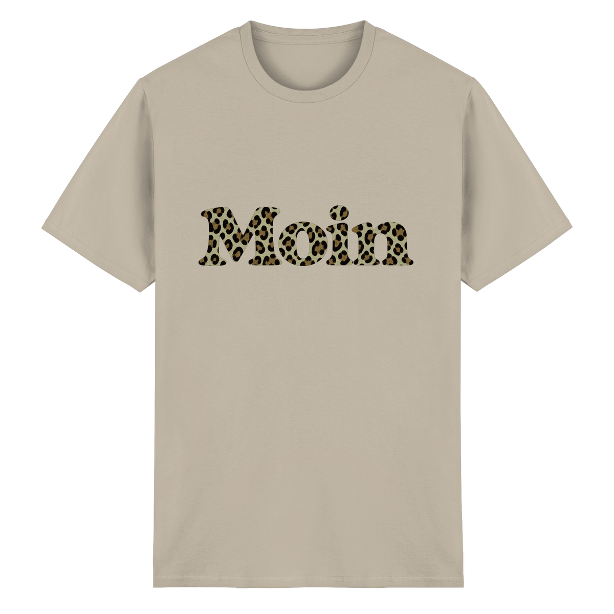 Original-Shirtigo-Mockup: Essential Unisex T-Shirt in Sand mit „Moin“ im salbeigrünen Leoprint auf der Vorderseite