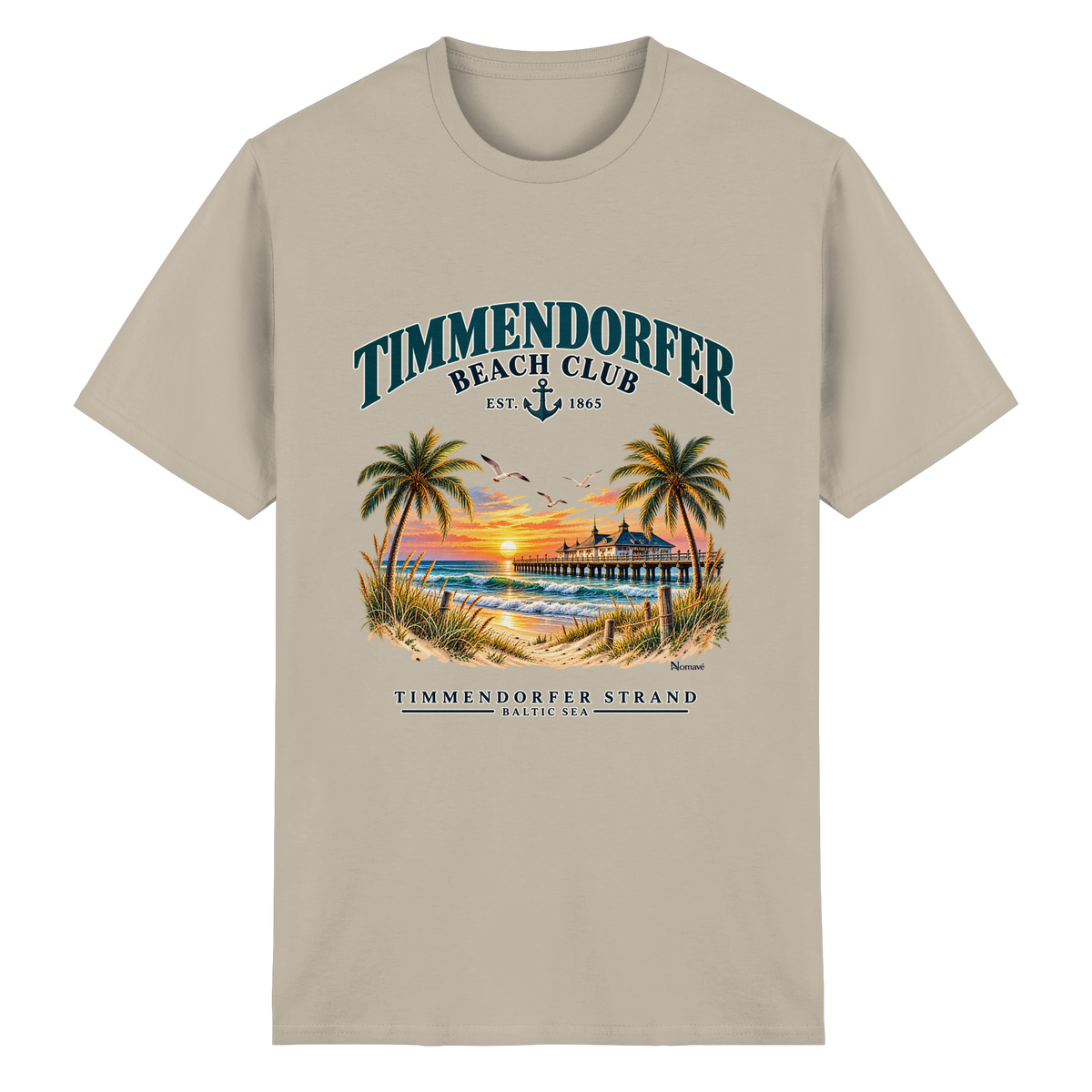 Originalmockup: Timmendorfer Beach Club Unisex Baumwoll-T-Shirt in Sand, Vorderansicht mit maritimem Frontprint, Palmen, Seebrücke und Meer.
