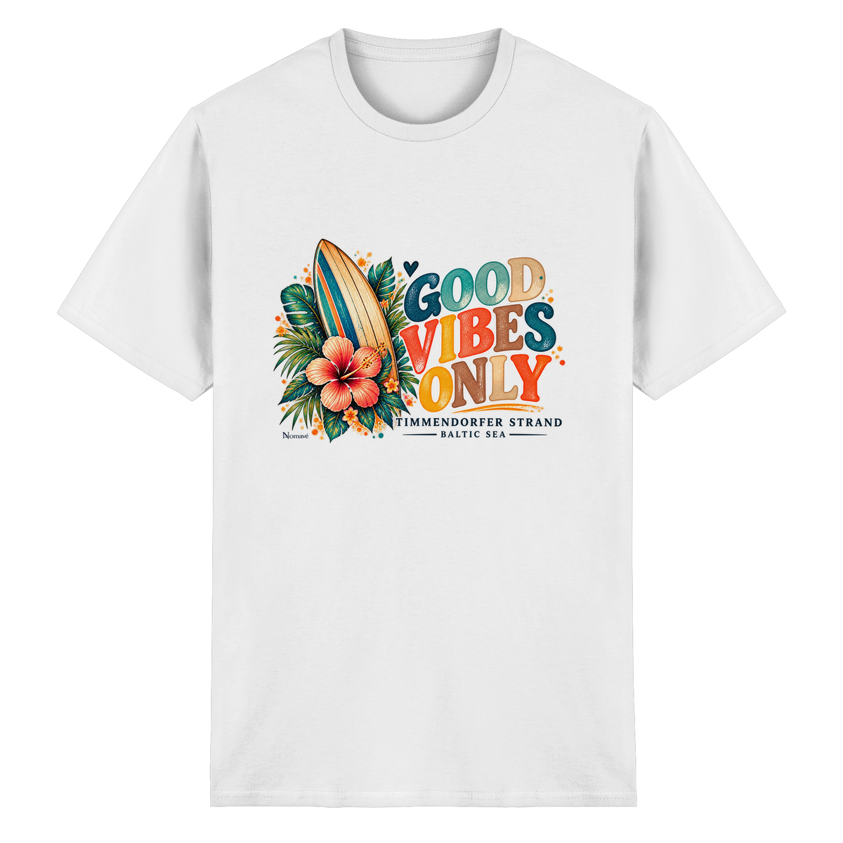 Timmendorfer Strand – Surf Vibes – Heavy-Cotton-T-Shirt mit Frontprint – White; originales Katalogmockup der Vorderansicht mit Frontprint.