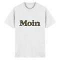 Original-Shirtigo-Mockup: Essential Unisex T-Shirt in White mit „Moin“ im salbeigrünen Leoprint auf der Vorderseite