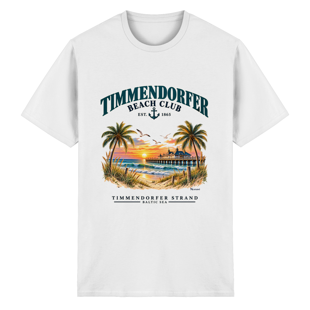 Originalmockup: Timmendorfer Beach Club Unisex Baumwoll-T-Shirt in White, Vorderansicht mit maritimem Frontprint, Palmen, Seebrücke und Meer.