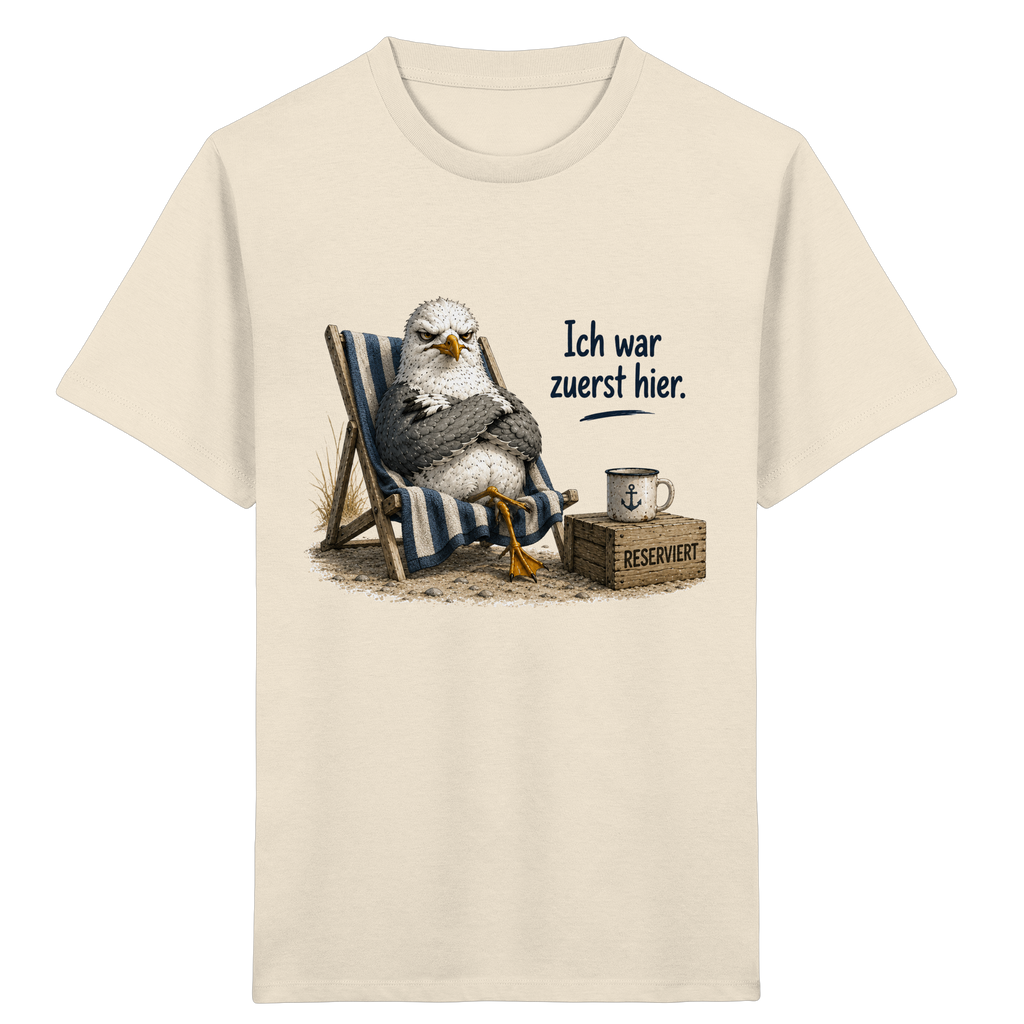 Original-Mockup: Kinder Bio-T-Shirt in Natural Raw mit Möwe Alpha im Strandstuhl und Spruch Ich war zuerst hier als Frontprint.