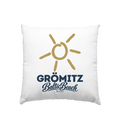 Grömitz Sonne Dekokissen 40 × 40 cm in Weiß satiniert mit goldener Sonne und Baltic-Beach-Motiv – Shirtigo-Originalmockup