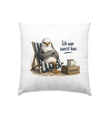 Original-Mockup: weißes Kissen 40 × 40 cm mit Möwe im Strandstuhl, Kiste RESERVIERT und Schriftzug Ich war zuerst hier.