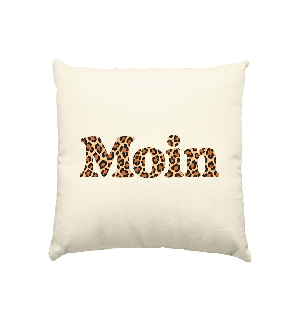 Original-Shirtigo-Mockup: Kissen 40 × 40 cm in Natur mit „Moin“ im Karamell-Leoprint auf der Vorderseite