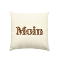 Original-Shirtigo-Mockup: Kissen 40 × 40 cm in Natur mit „Moin“ im Karamell-Leoprint auf der Vorderseite