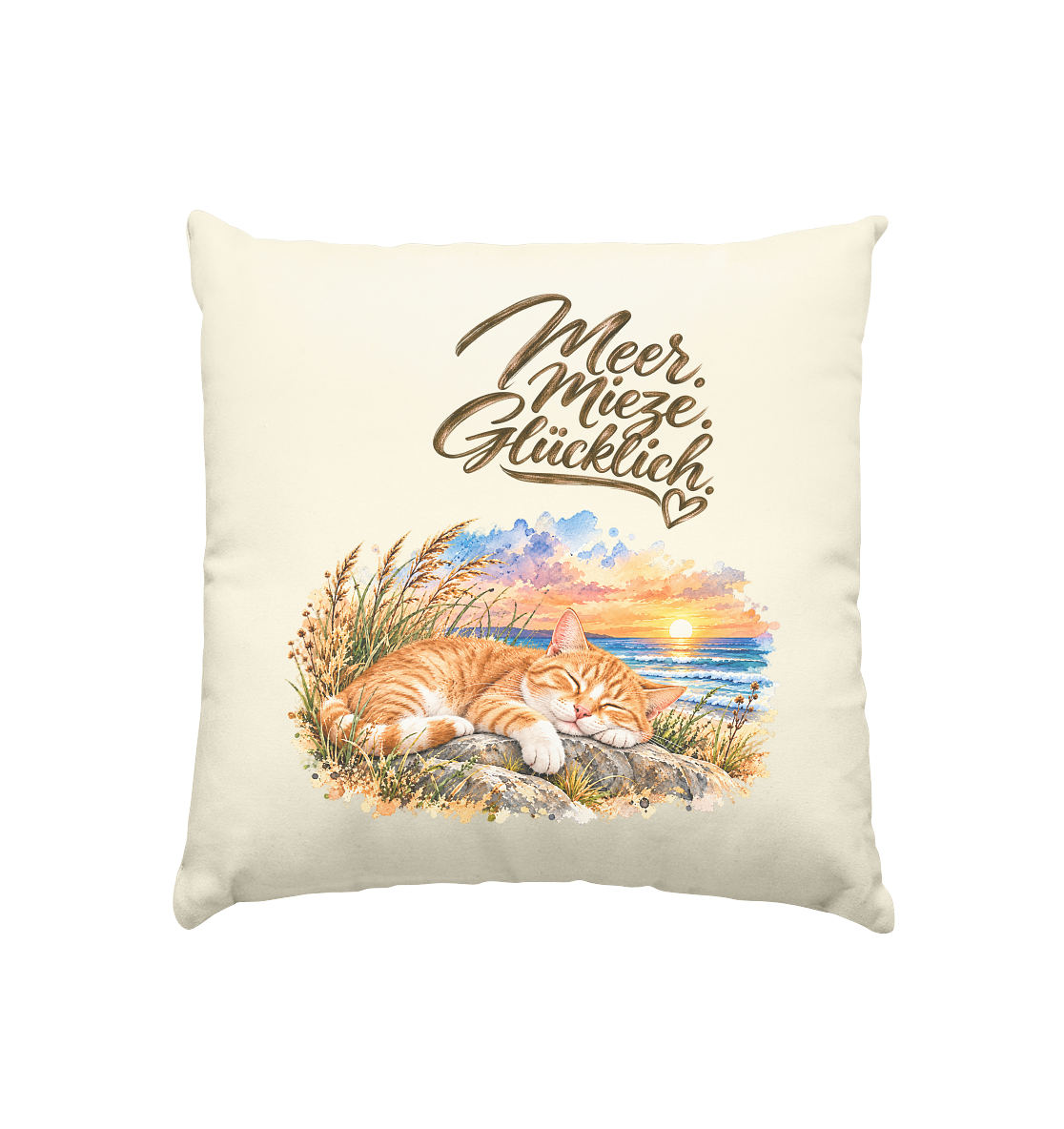 Naturfarbenes quadratisches Kissen mit „Meer. Mieze. Glücklich.“ und ruhender orangefarbener Katze am Meer – Original-Mockup.