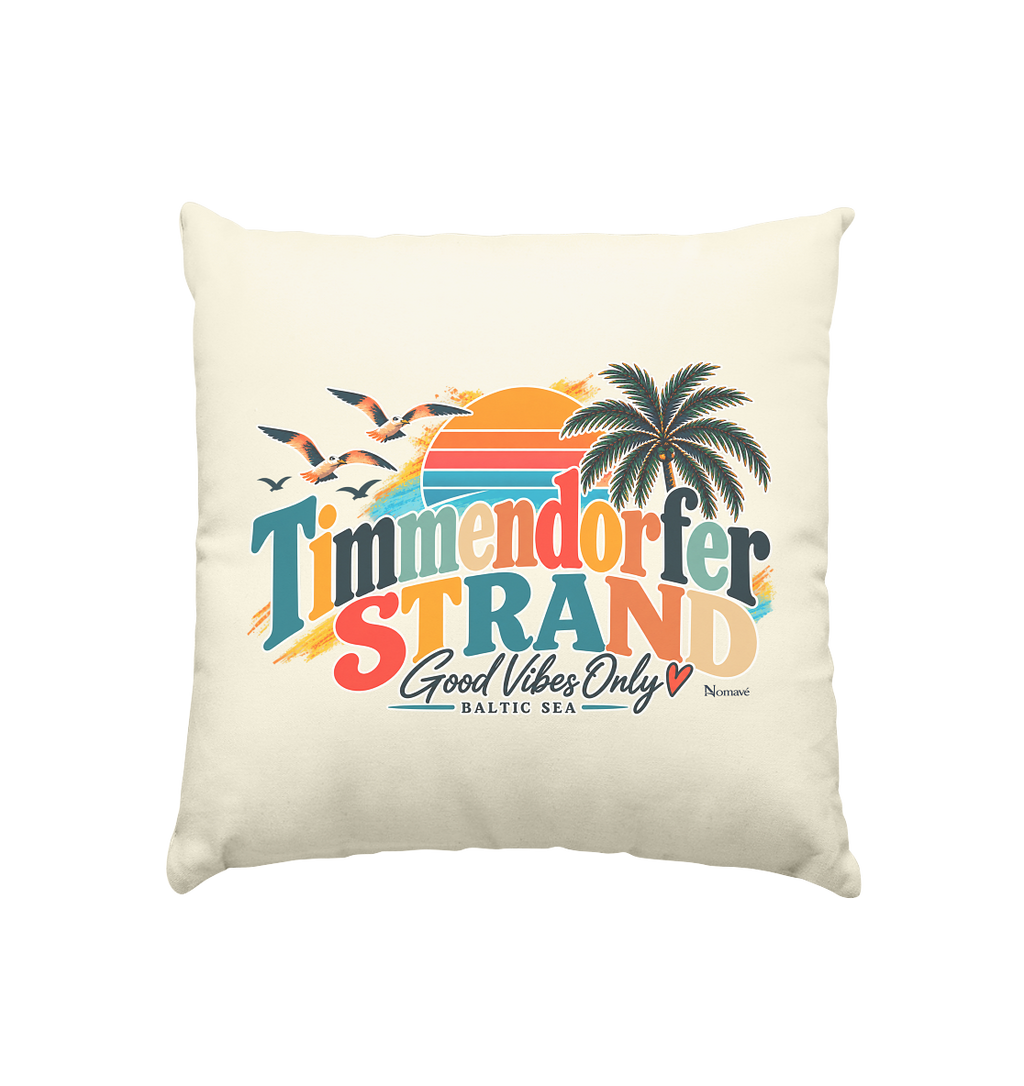 Naturfarbenes Kissen 40 × 40 cm, Vorderansicht mit Timmendorfer-Strand-Good-Vibes-Only-Motiv aus Sonnenuntergang, Palmen und Möwen.