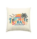 Naturfarbenes Kissen 40 × 40 cm, Vorderansicht mit Timmendorfer-Strand-Good-Vibes-Only-Motiv aus Sonnenuntergang, Palmen und Möwen.