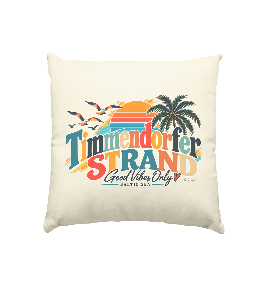 Naturfarbenes Kissen 40 × 40 cm, Vorderansicht mit Timmendorfer-Strand-Good-Vibes-Only-Motiv aus Sonnenuntergang, Palmen und Möwen.