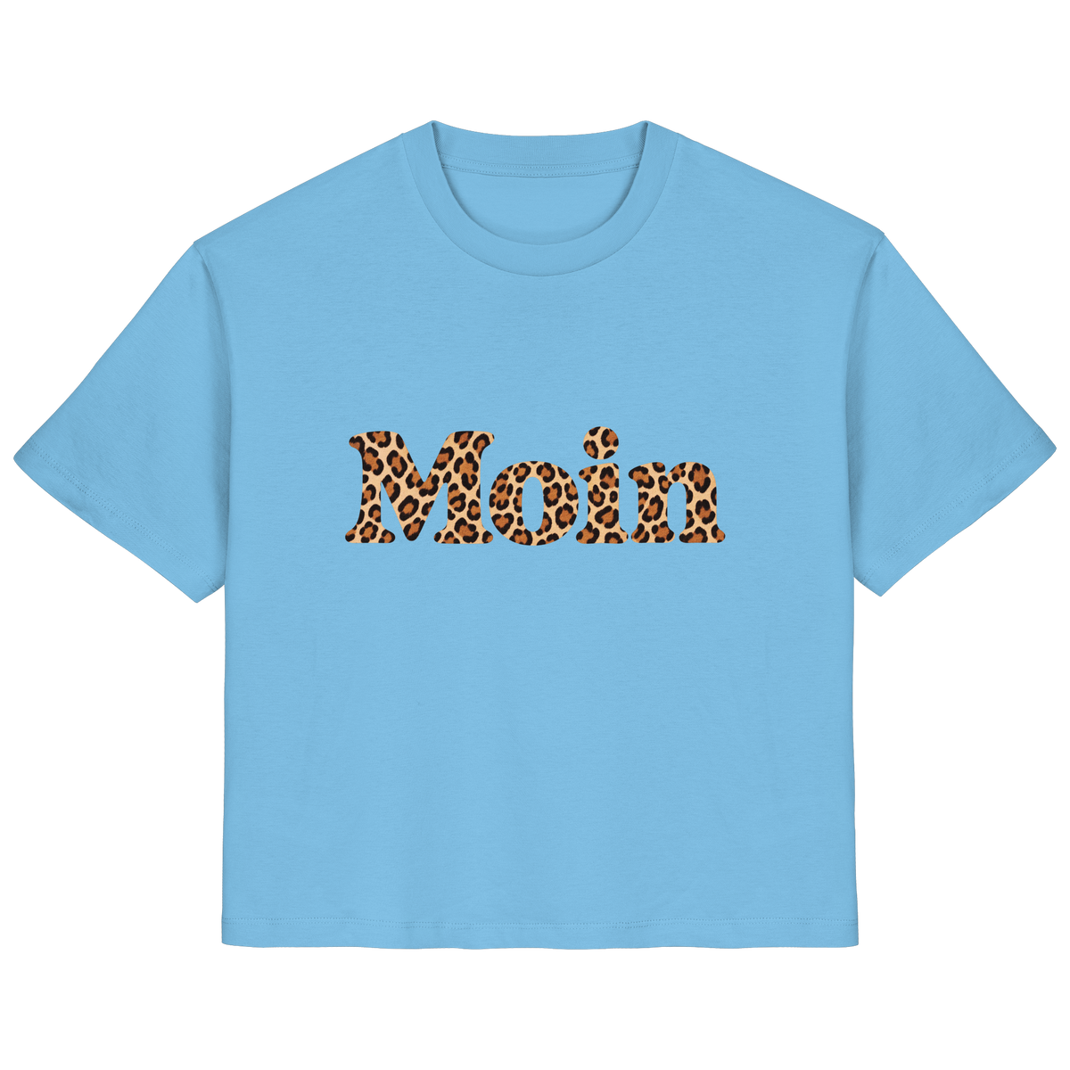 Original-Shirtigo-Mockup: Damen Bio T-Shirt in Aqua Blue mit „Moin“ im Karamell-Leoprint als Frontprint