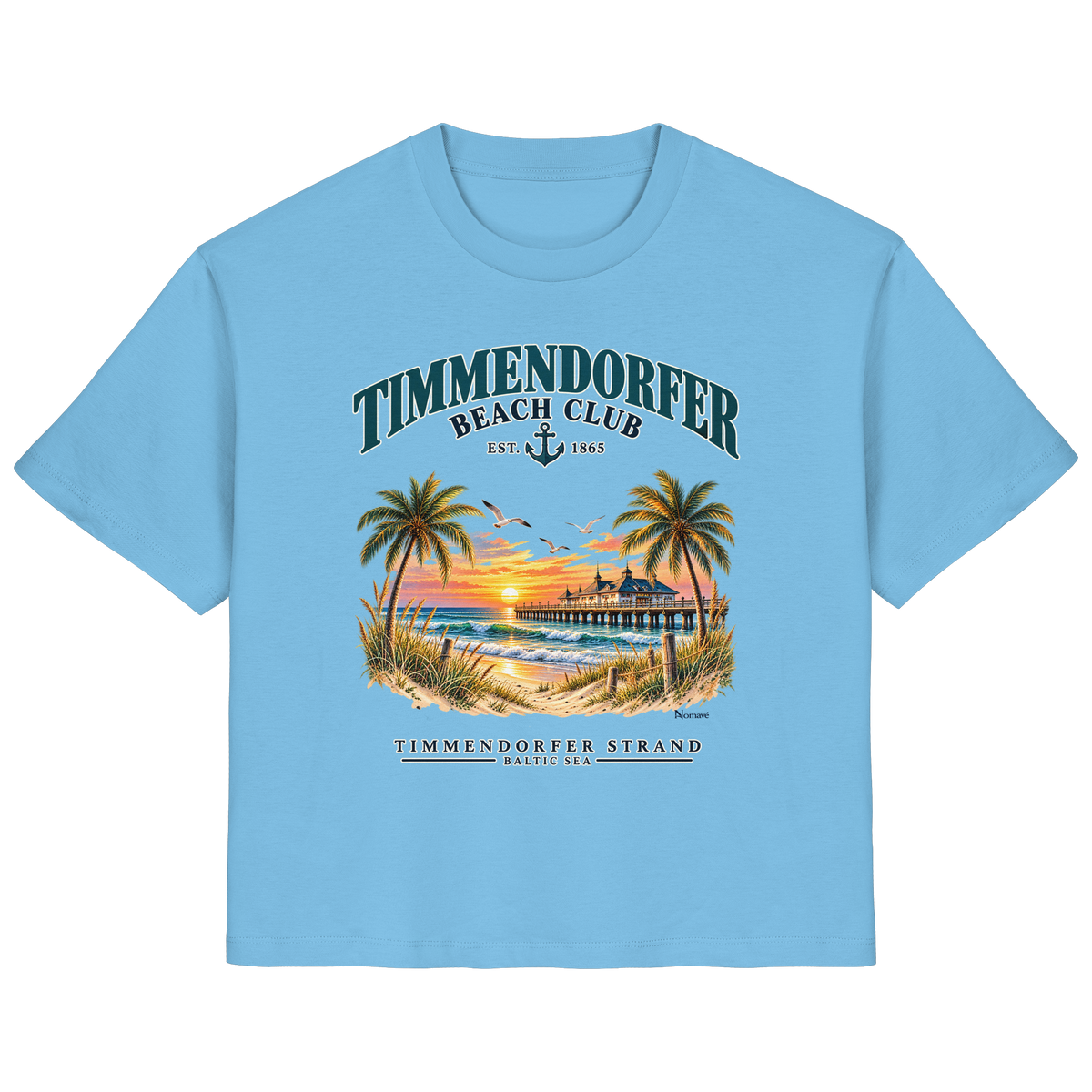 Originalmockup: Timmendorfer Beach Club Damen Bio-T-Shirt in Aqua Blue, Vorderansicht mit maritimem Frontprint, Palmen, Seebrücke und Meer.