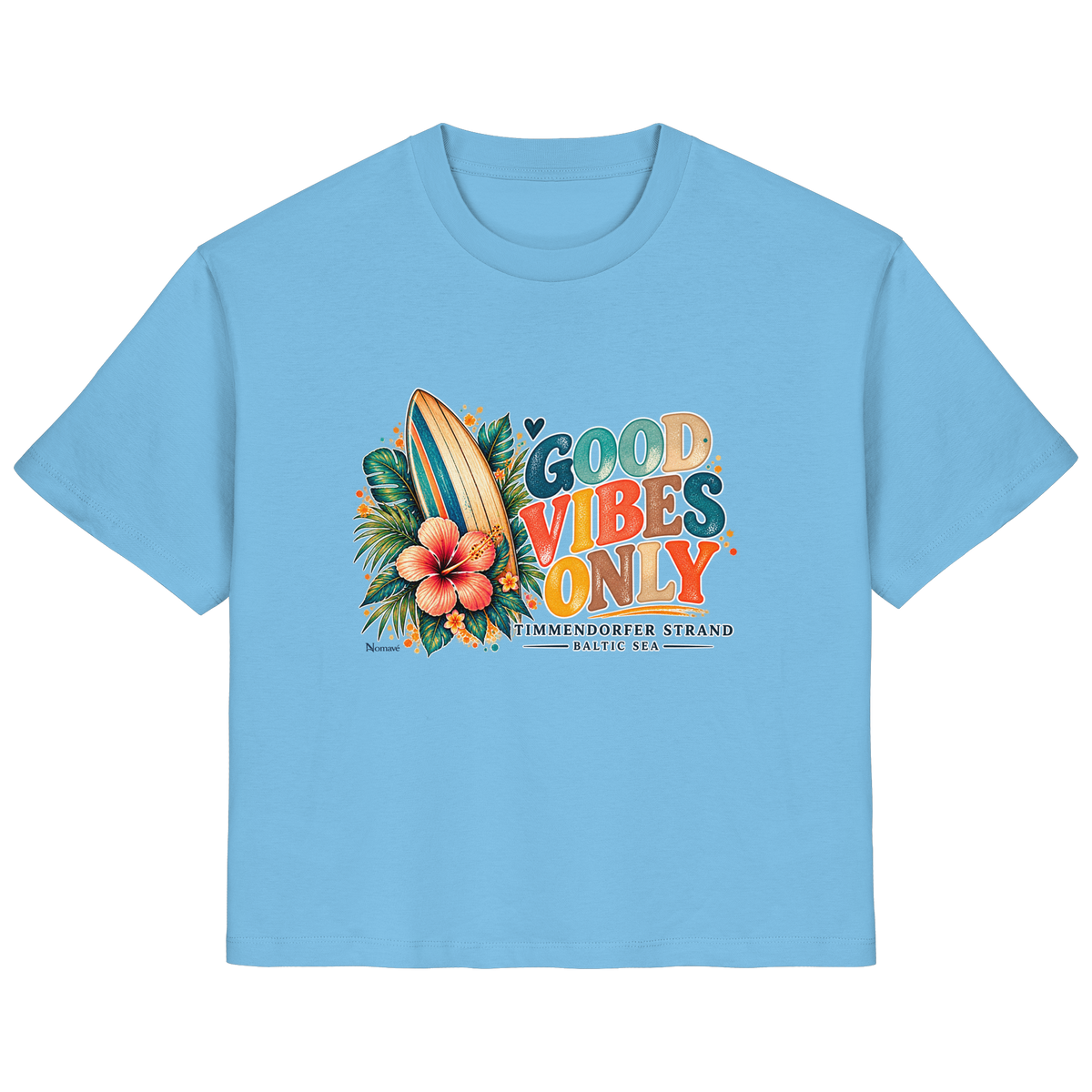 Timmendorfer Strand – Surf Vibes – Damen Bio-T-Shirt mit Frontprint in Aqua Blue – Katalog-Vorderansicht mit Surfboard, Hibiskus und Good-Vibes-Only-Frontprint.