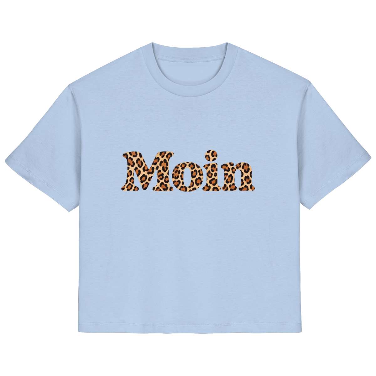 Original-Shirtigo-Mockup: Damen Bio T-Shirt in Blue Soul mit „Moin“ im Karamell-Leoprint als Frontprint