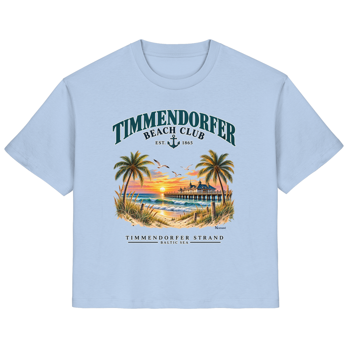 Originalmockup: Timmendorfer Beach Club Damen Bio-T-Shirt in Blue Soul, Vorderansicht mit maritimem Frontprint, Palmen, Seebrücke und Meer.
