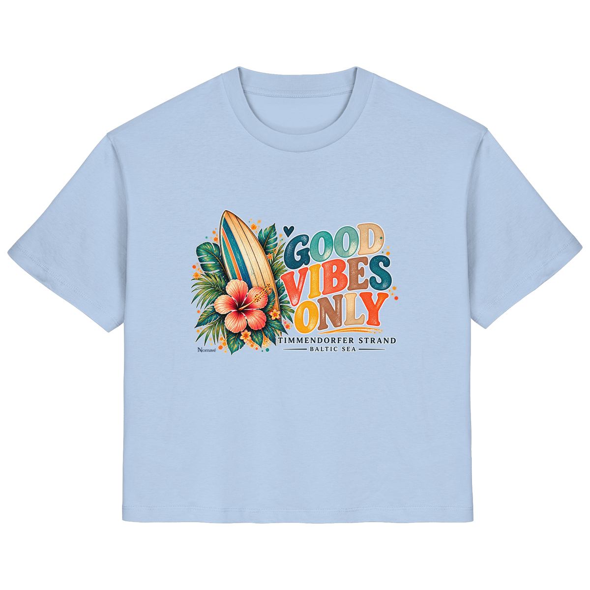 Timmendorfer Strand – Surf Vibes – Damen Bio-T-Shirt mit Frontprint in Blue Soul – Katalog-Vorderansicht mit Surfboard, Hibiskus und Good-Vibes-Only-Frontprint.