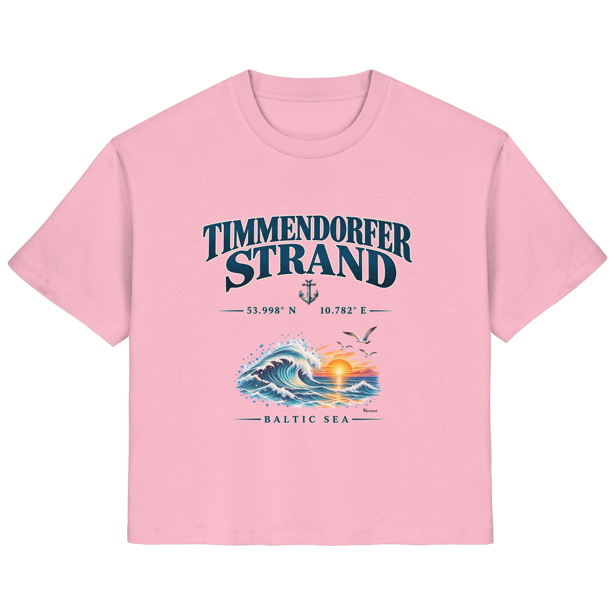 Original-Mockup 4: Damen Bio-T-Shirt in Cotton Pink mit Timmendorfer Strand – Baltic Sea Frontprint.