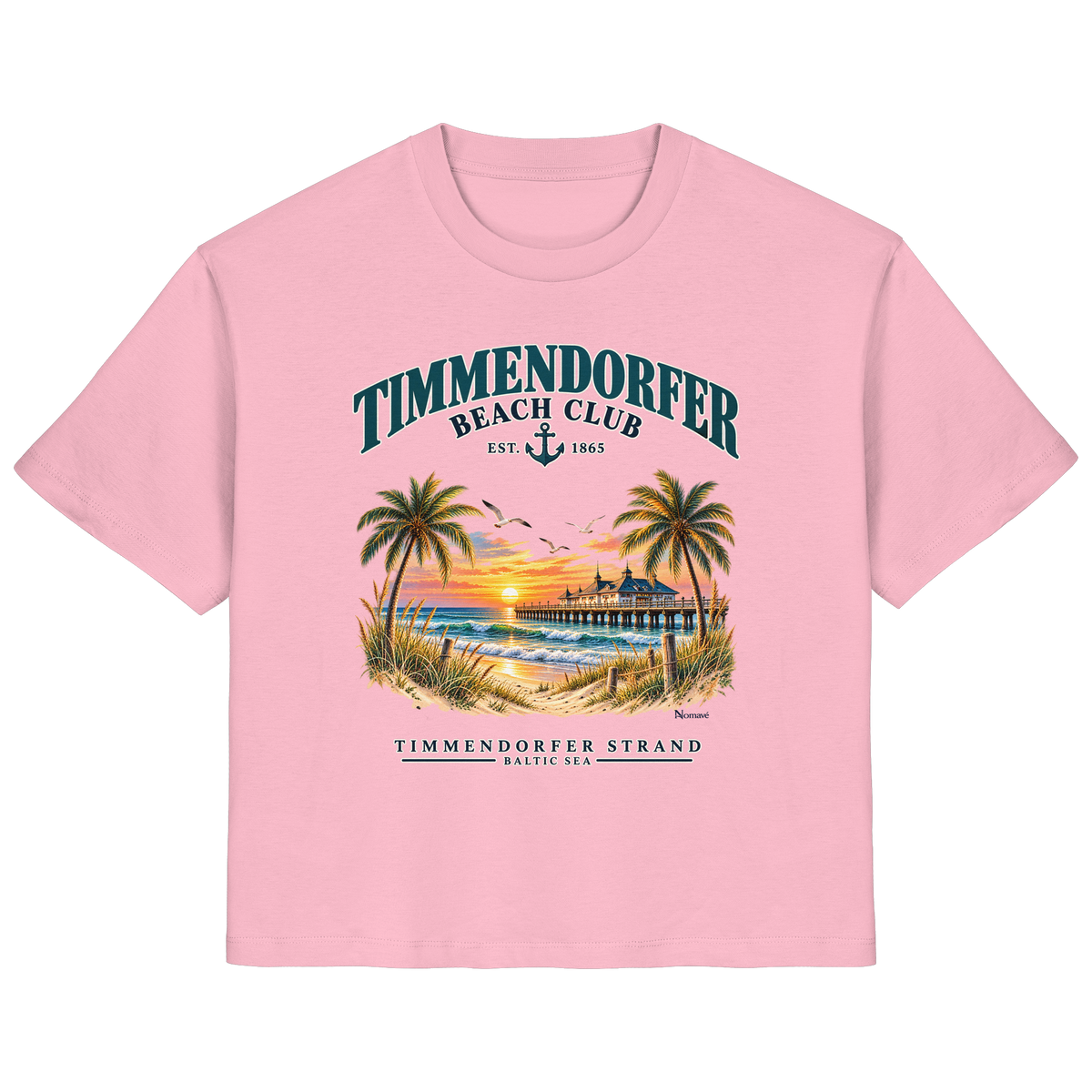 Originalmockup: Timmendorfer Beach Club Damen Bio-T-Shirt in Cotton Pink, Vorderansicht mit maritimem Frontprint, Palmen, Seebrücke und Meer.