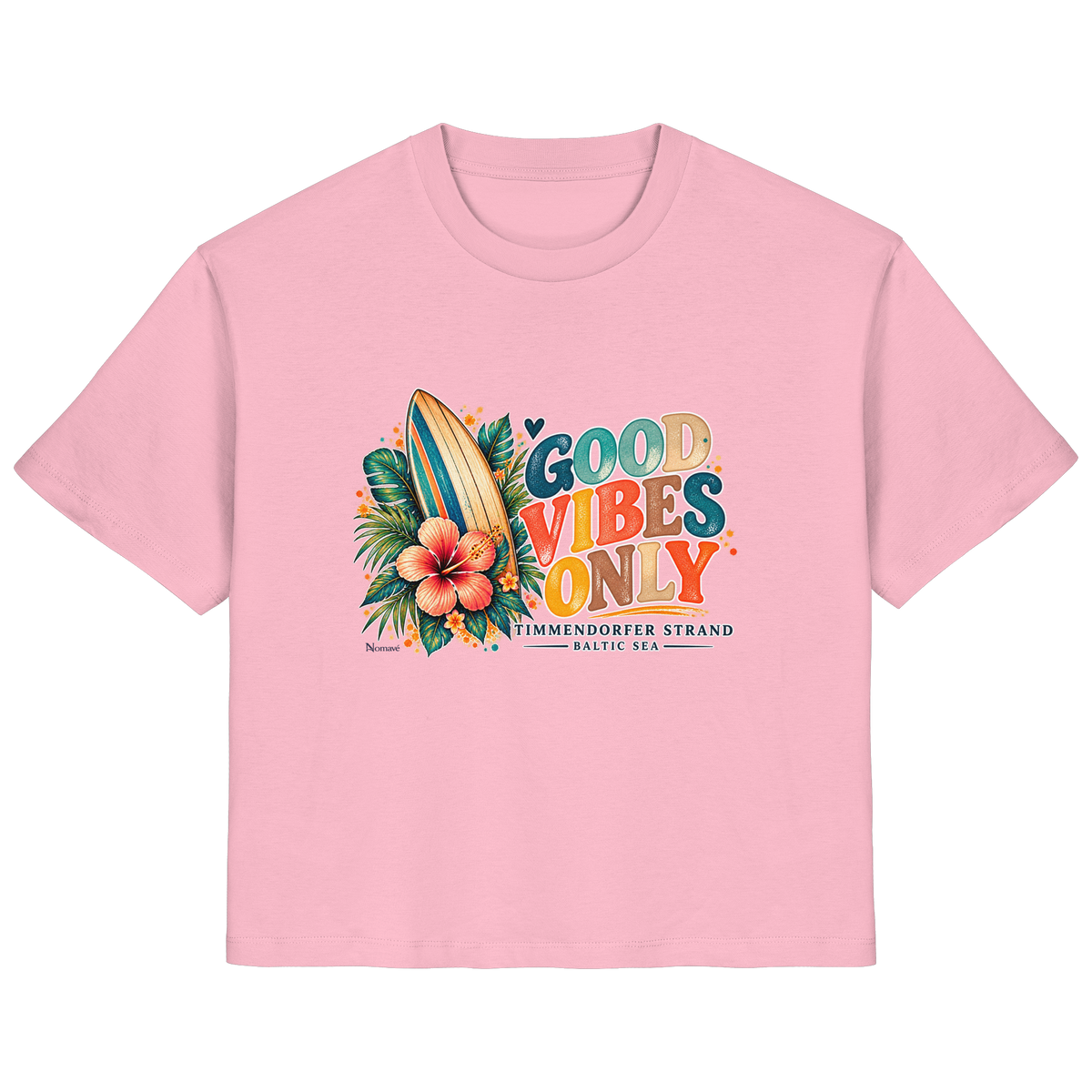 Timmendorfer Strand – Surf Vibes – Damen Bio-T-Shirt mit Frontprint in Cotton Pink – Katalog-Vorderansicht mit Surfboard, Hibiskus und Good-Vibes-Only-Frontprint.